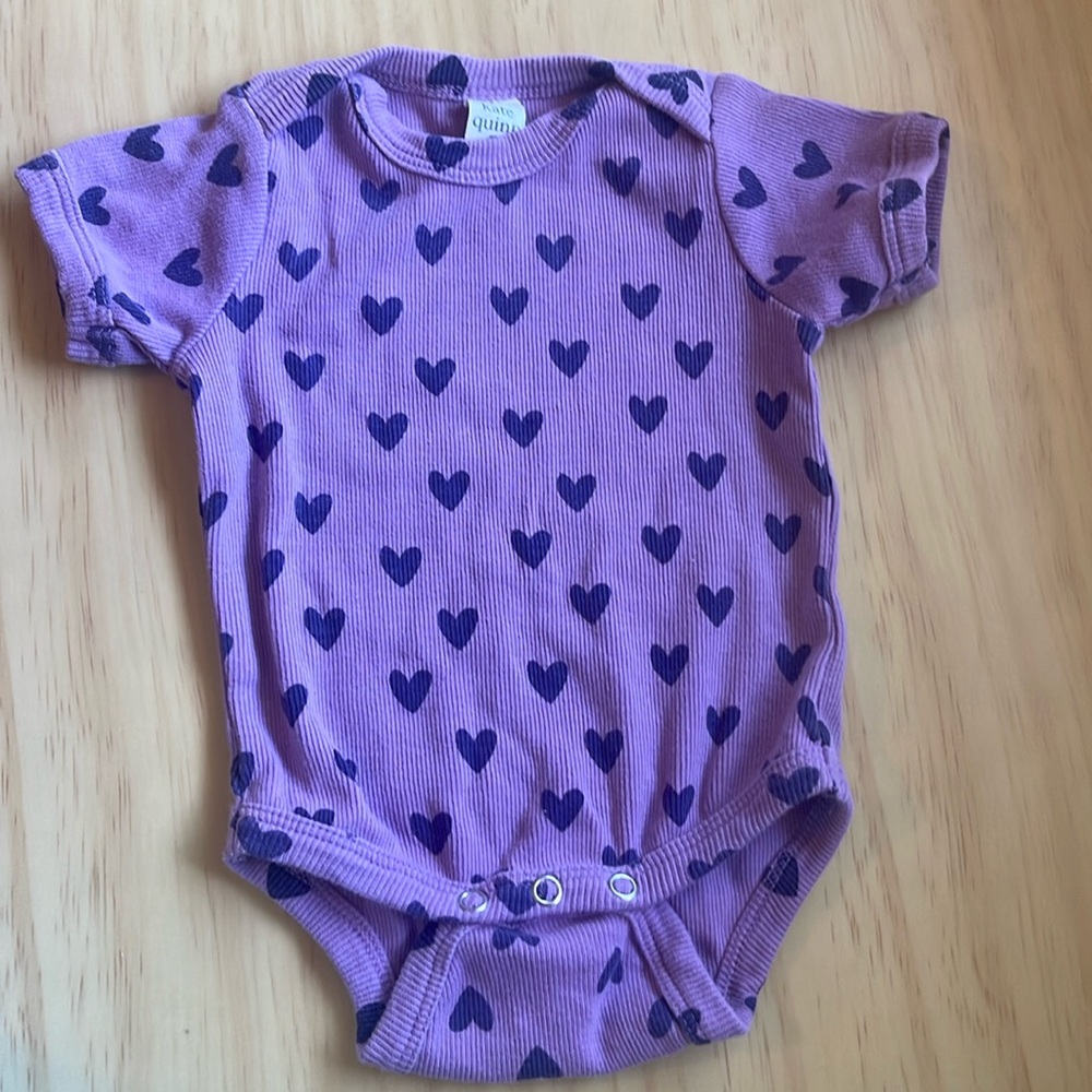 Kate Quinn organic cotton skinny rib grape hearts short sleeve bodysuit